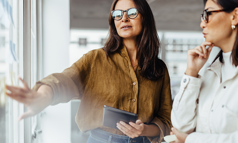 HR-Solutions_Loesungen-zwei-Frauen-Besprechung Unsere Services – HR Solutions