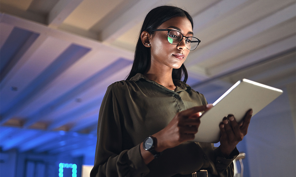 HR-Solutions_Frau-mit-Brille-schaut-auf-Tablet