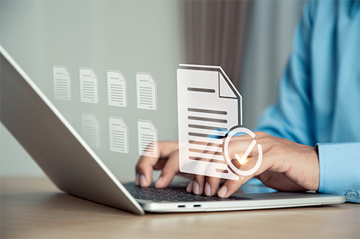 HR-Solutions_IT-Loesungen-Verwaltung-Dokumente Hände tippen auf Laptop, digitale Dokumente