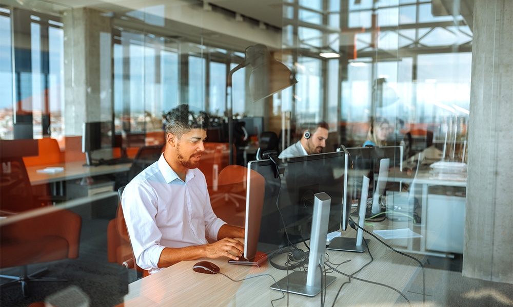 HR-Solutions_Kollegen-arbeiten-im-Office-mit-Headsets